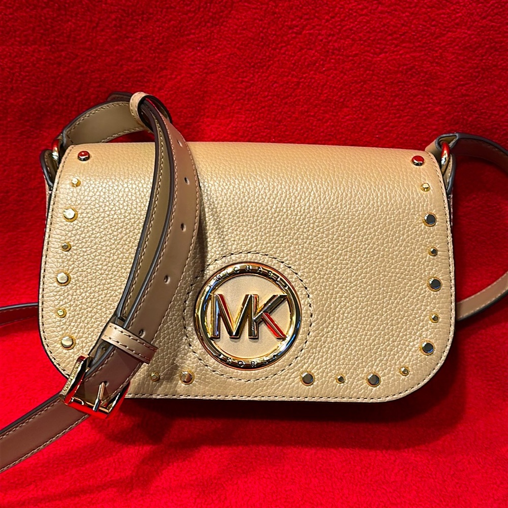 Price Firm Michael Kors Samira Tan Gold Studded Leather Flap Messenger Crossbody - Picture 1 of 13